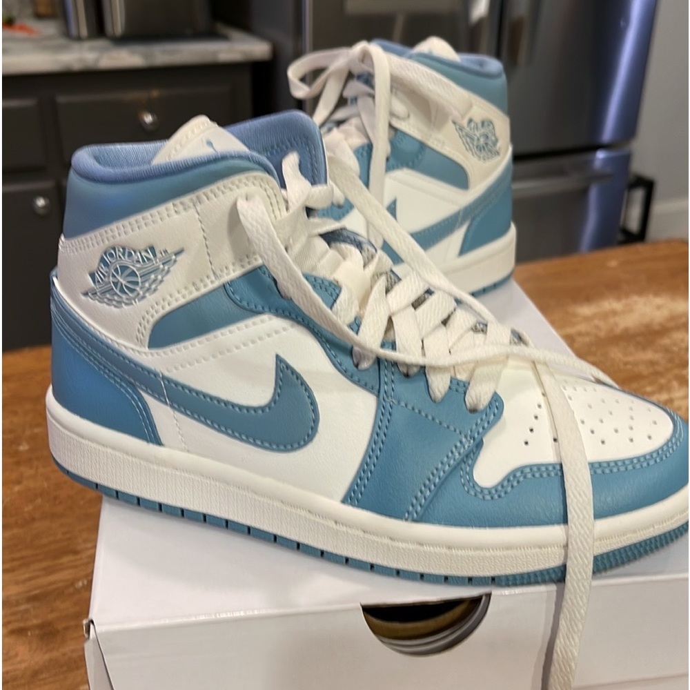 BRAND NEW IN BOX WMNS AIR JORDAN 1 MID Size 5